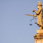 Klauzula antykumulacyjna z art. 415 § 1 KPK — zakaz kumulacji tytułów egzekucyjnych w postępowaniu karnym
